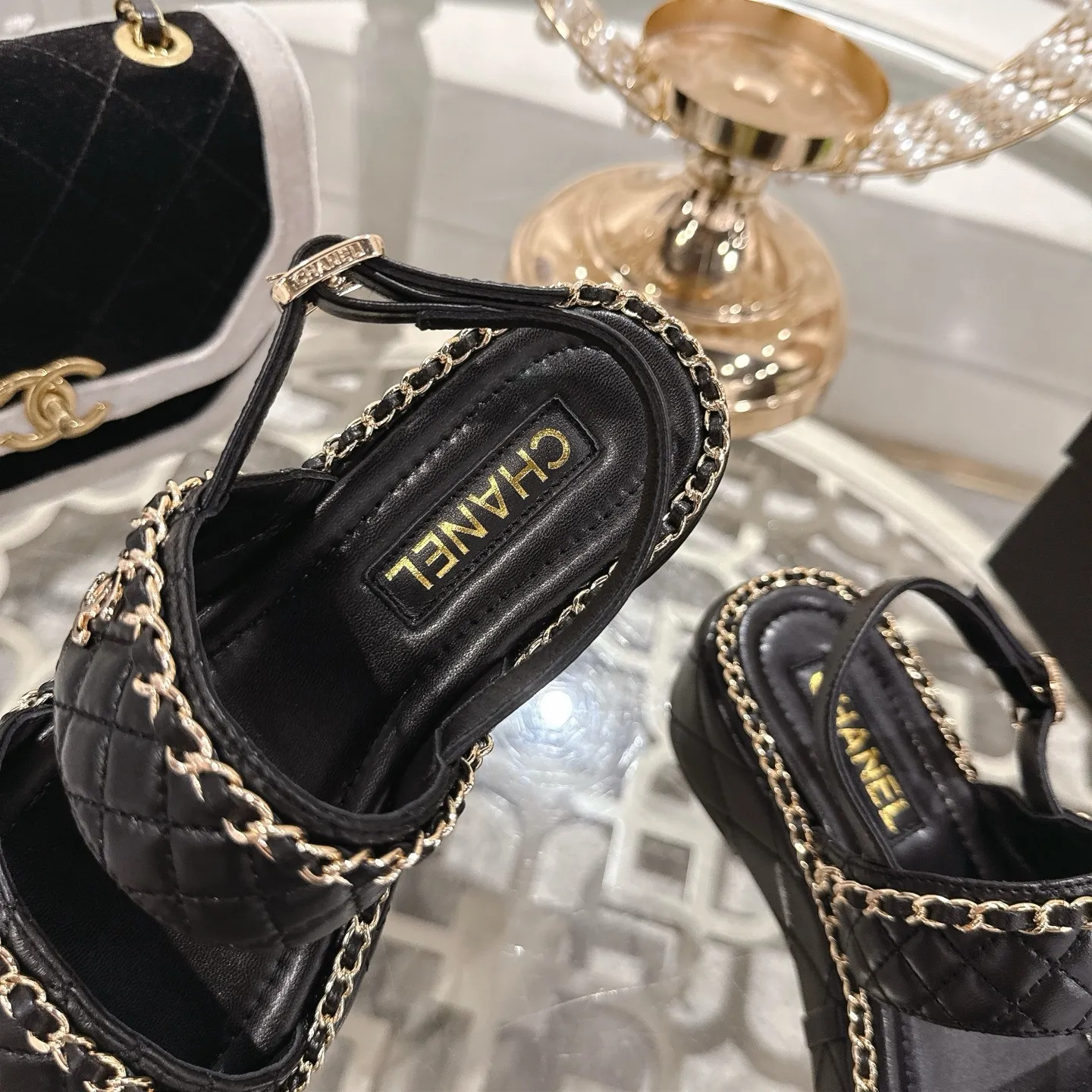 👟👟Ex-factory price 600👟👟 𝐂𝐇𝐀𝐍𝐄𝐋 | Xiaoxiang 25𝐬𝐬 🦋2025 Spring and Summer New Products Counter Classic Xiaoxiang Double C Diamond Chain Slippers Series New〰 🍬 The absolute best in the BS fashion circle. Matching will perform meticulously Minimalist, classic elements that will never fade away 💋 Show unique dressing style, too beautiful to say anything. A must-have for summer... Upper: Original high-customized lambskin Lining: Imported mixed sheepskin lining Outsole: Original molded non-slip outsole Shoe size: 35-39 (34.40.41.42 customization is not returnable)